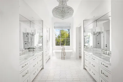 $5,995,000 | 811 Creek Wood Way, Houston, TX 77024