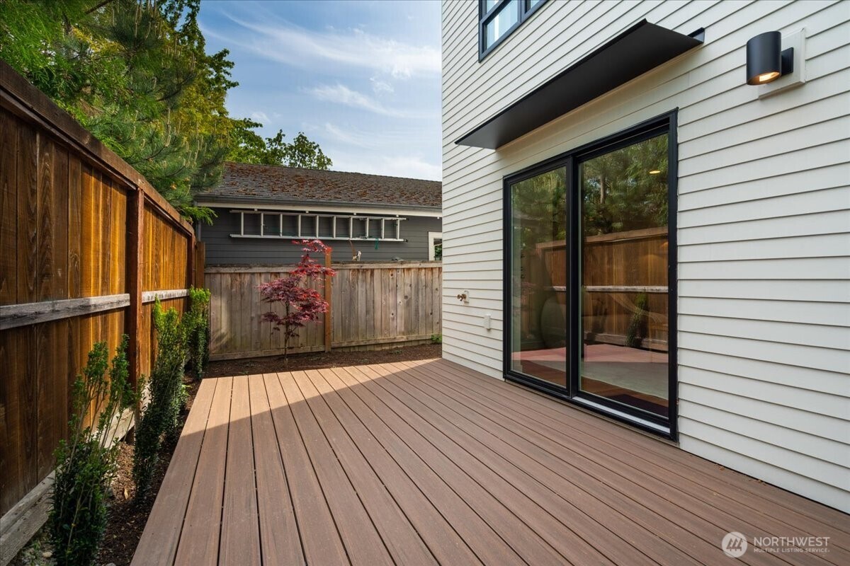 4120 Burke Avenue North Seattle, WA 98103 - Photo 19 of 27