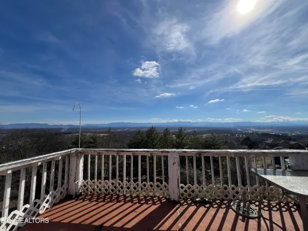 $349,900 | 1060 Hilltop Lane, Kodak, TN 37764