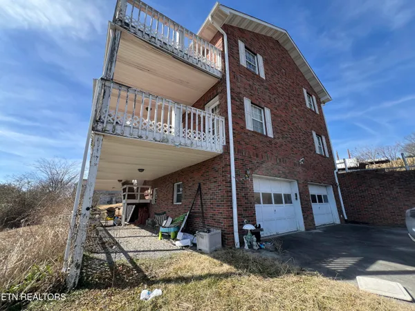 $349,900 | 1060 Hilltop Lane, Kodak, TN 37764