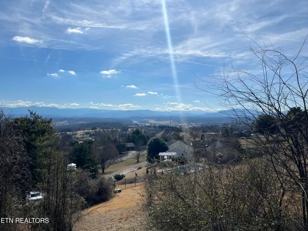 $349,900 | 1060 Hilltop Lane, Kodak, TN 37764