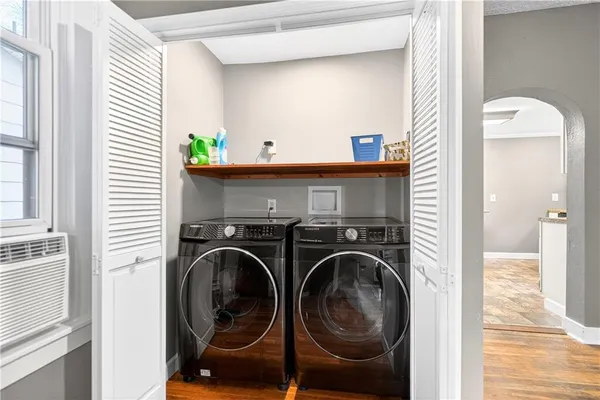 a view of a bedroom with washer and dryer