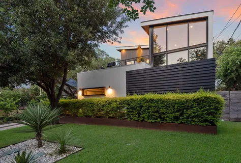 a view of a back yard of the house