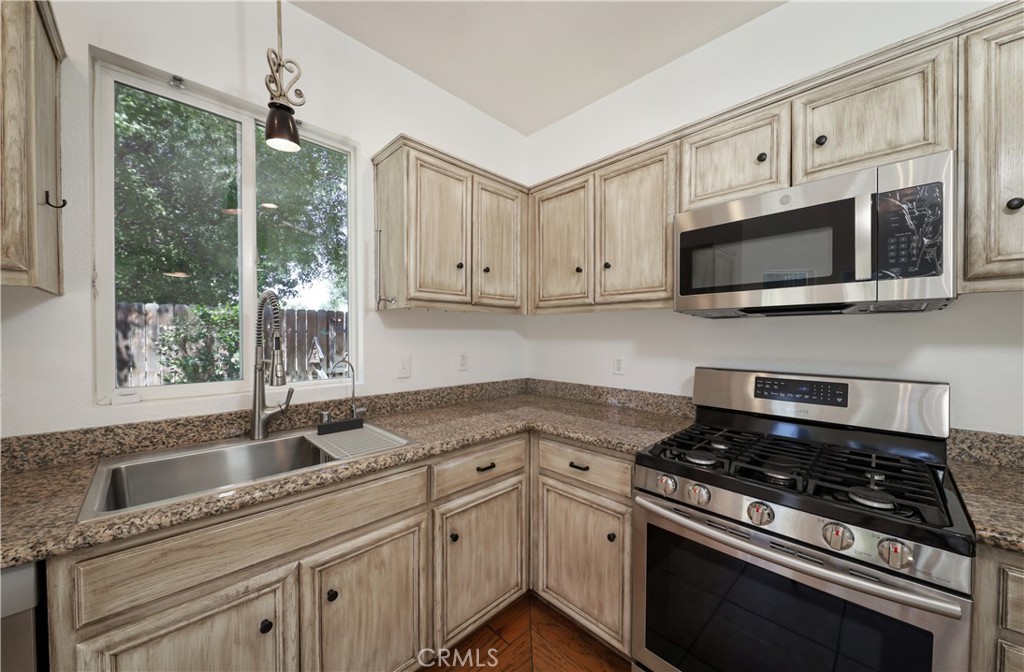 110 Clearview Court Tehachapi, CA 93561 - Photo 41 of 49 KITCHEN