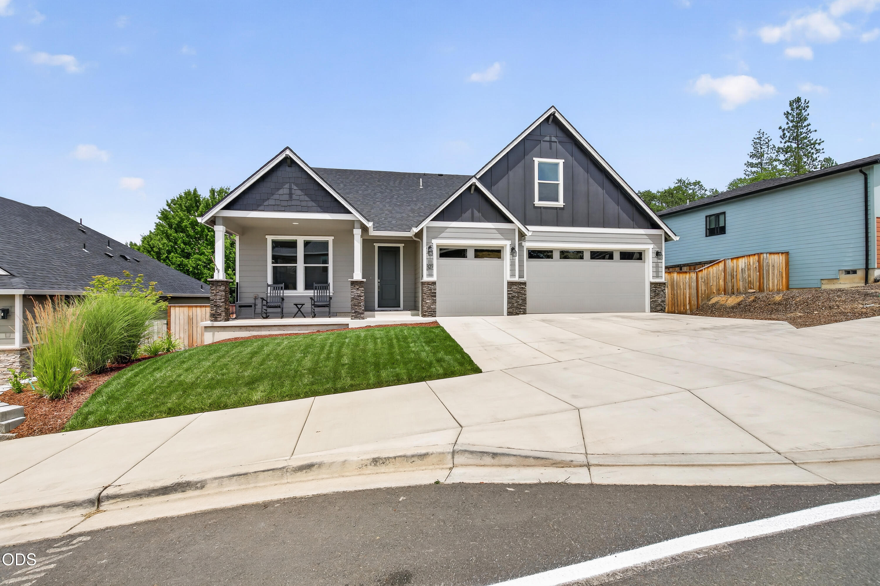 327 Arrowhead Trail Eagle Point, OR 97524 - Photo 2 of 33
