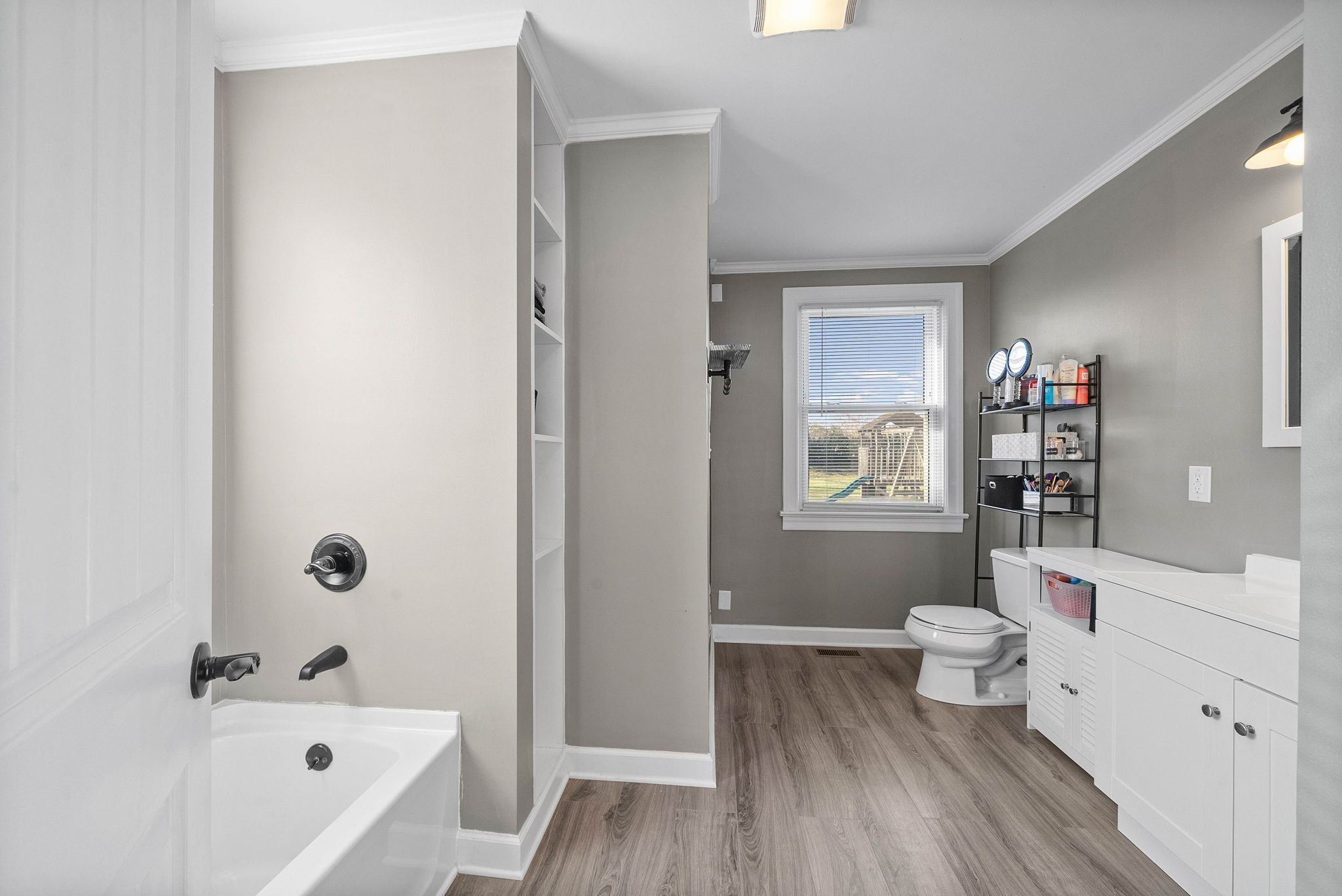 1673 Valley Road Clarksville, TN 37043 - Photo 17 of 33 a bathroom with a bathtub sink and toilet