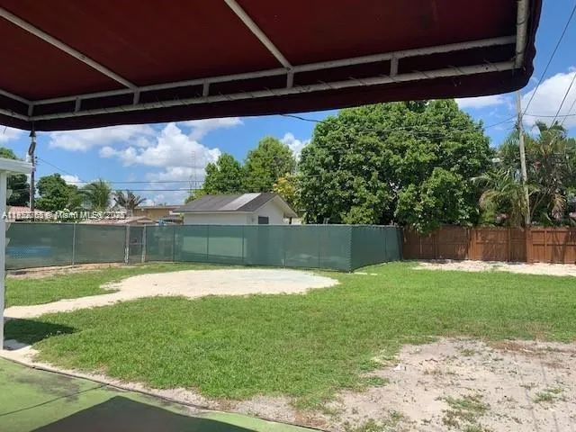 a view of a backyard