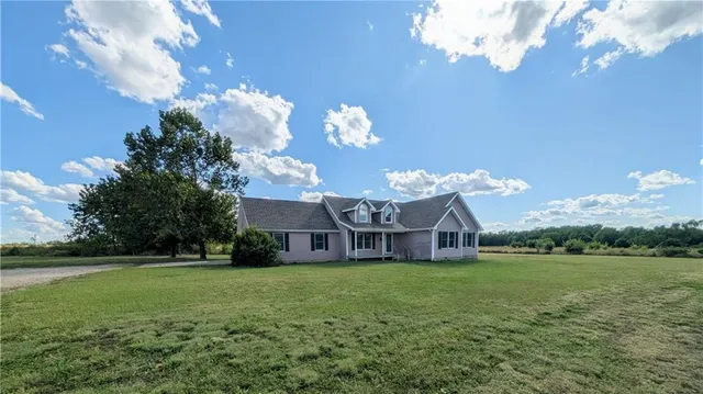 $275,000 | 2661 Nebraska Road, La Harpe, KS 66751