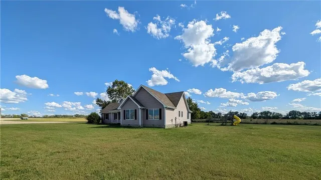 $275,000 | 2661 Nebraska Road, La Harpe, KS 66751
