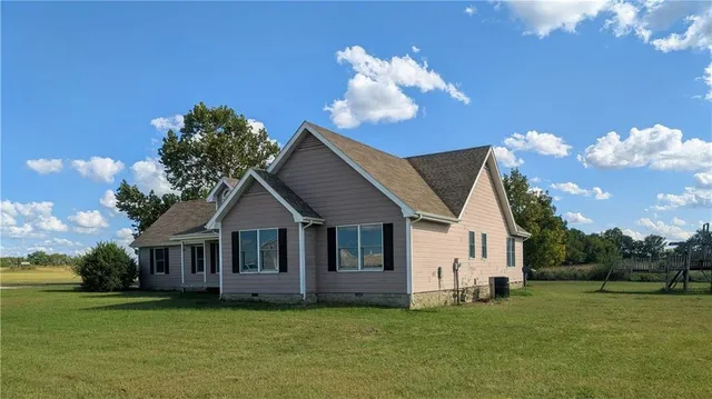 $275,000 | 2661 Nebraska Road, La Harpe, KS 66751