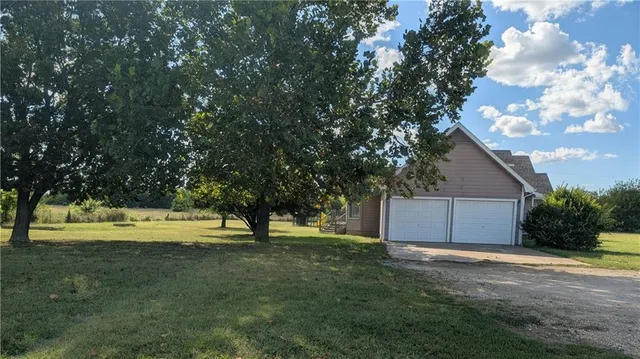 $275,000 | 2661 Nebraska Road, La Harpe, KS 66751