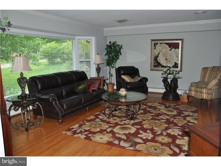 218 Planet Road Newark, DE 19711 - Photo 5 of 17 Living Room