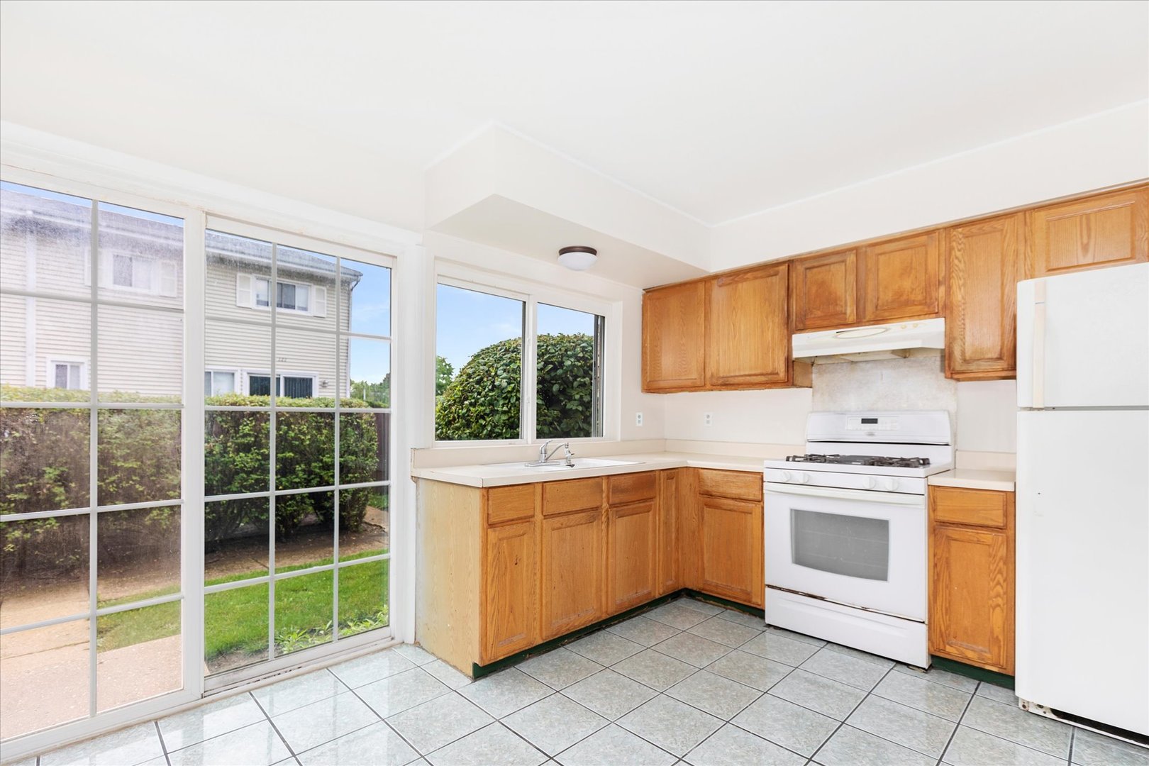 465 Mallview Lane Bolingbrook, IL 60440 - Photo 6 of 26 a kitchen with a stove a sink and a refrigerator