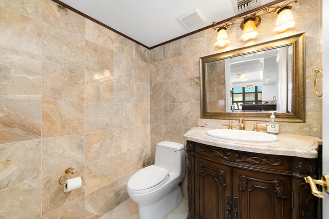 $1,290,000 | 4740 South Ocean Boulevard, Unit 511, Highland Beach, FL 33487