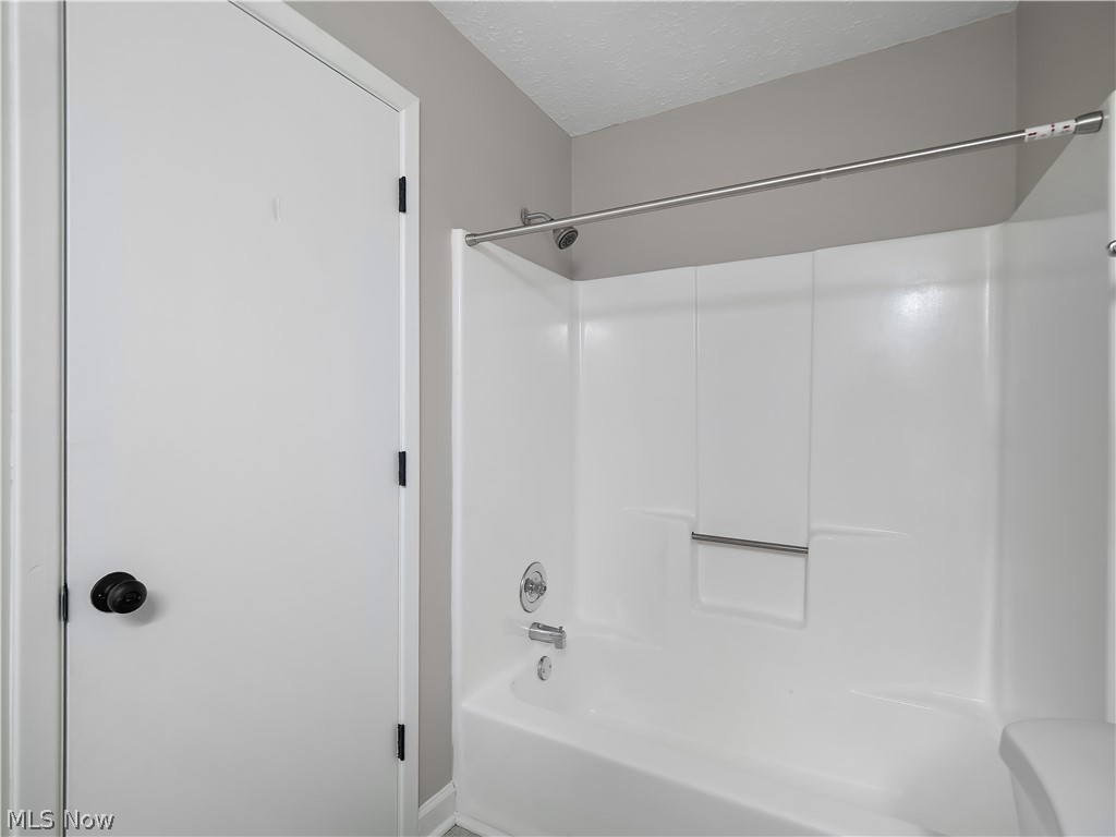 28300 Detroit Road, Unit D3 Westlake, OH 44145 - Photo 31 of 37 Main bathroom