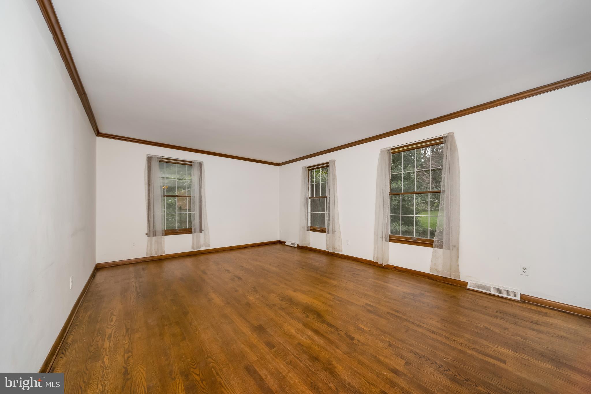 13500 Fork Road Baldwin, MD 21013 - Photo 3 of 29 Living Room