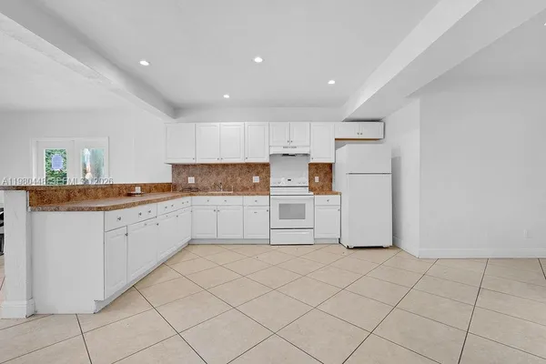 $3,800 | 2417 Pierce Street, Hollywood, FL 33020