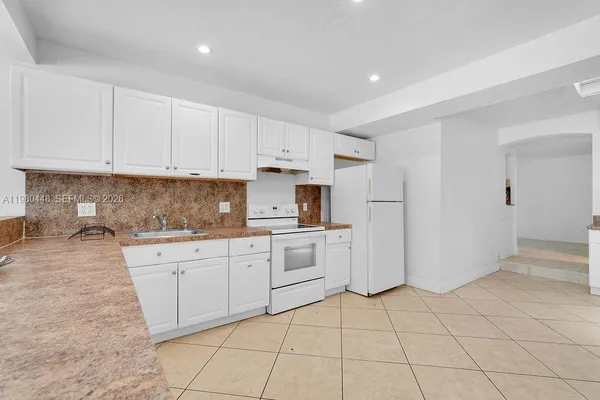 $3,800 | 2417 Pierce Street, Hollywood, FL 33020