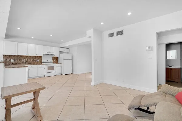 $3,800 | 2417 Pierce Street, Hollywood, FL 33020