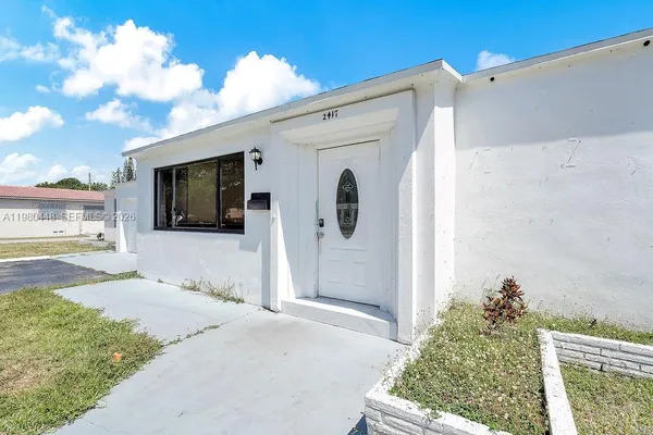 $3,800 | 2417 Pierce Street, Hollywood, FL 33020