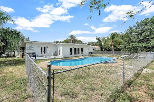 $3,800 | 2417 Pierce Street, Hollywood, FL 33020