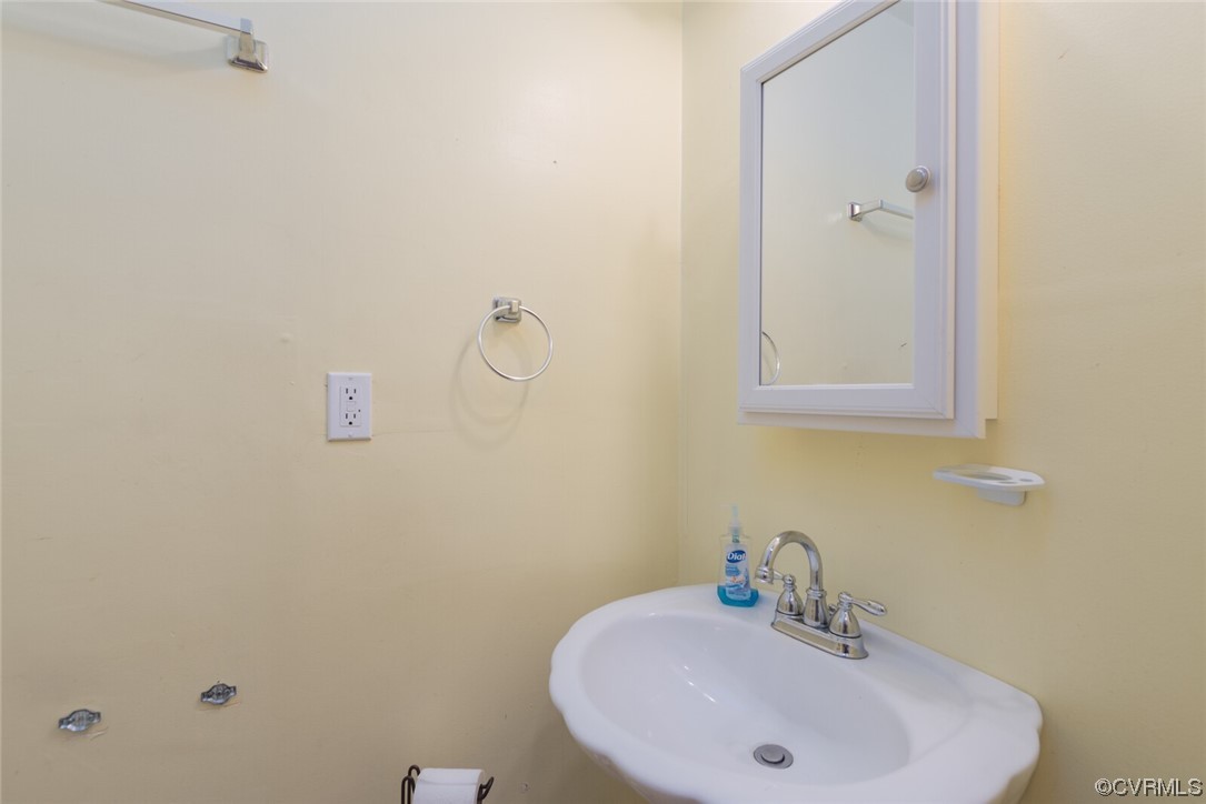 122 Fairview Road Louisa, VA 23093 - Photo 14 of 39 a bathroom with a sink and a mirror