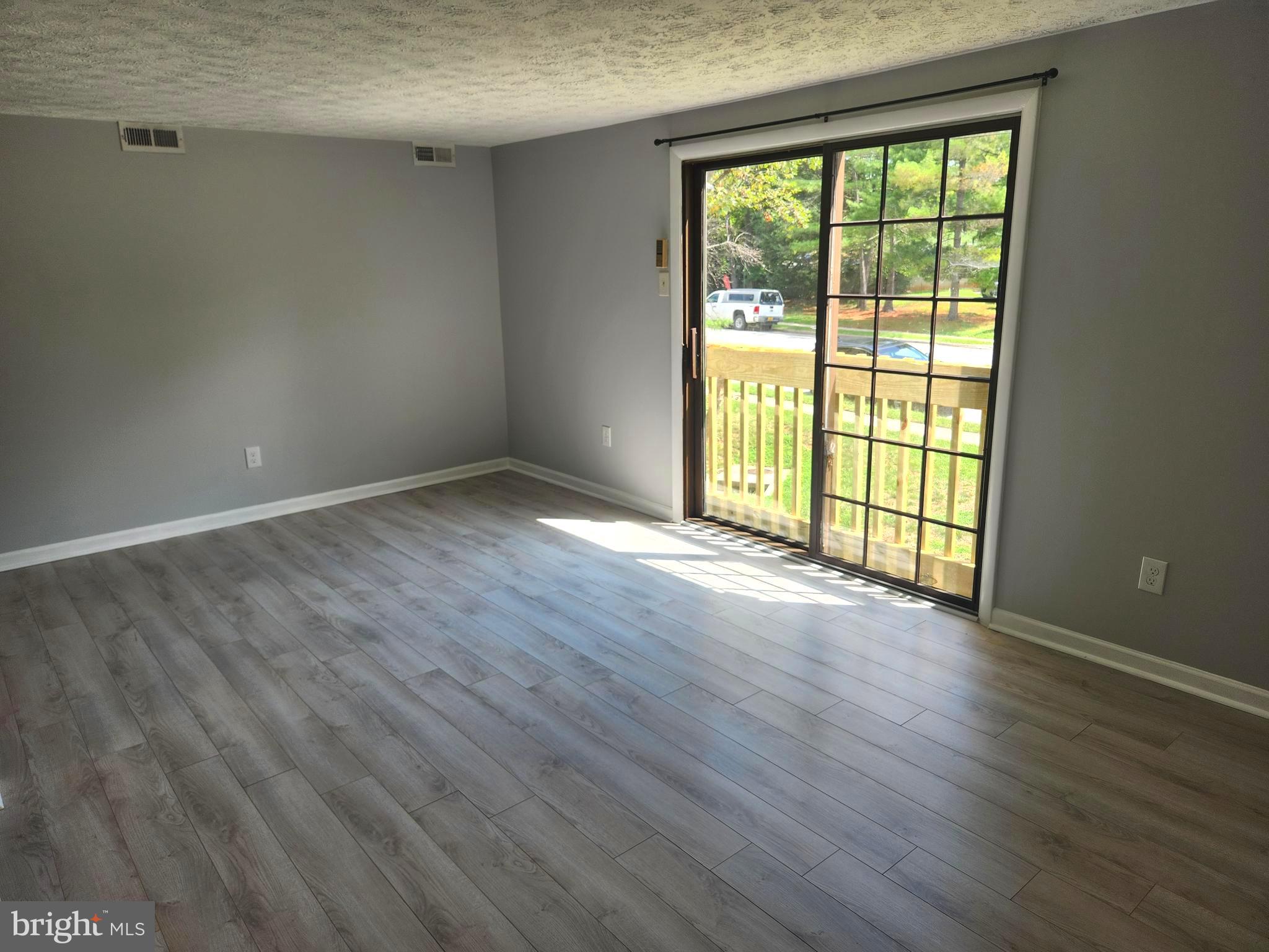 4300 F Buckman Road, Unit 29/08F Alexandria, VA 22309 - Photo 2 of 13 Spacious Living Area