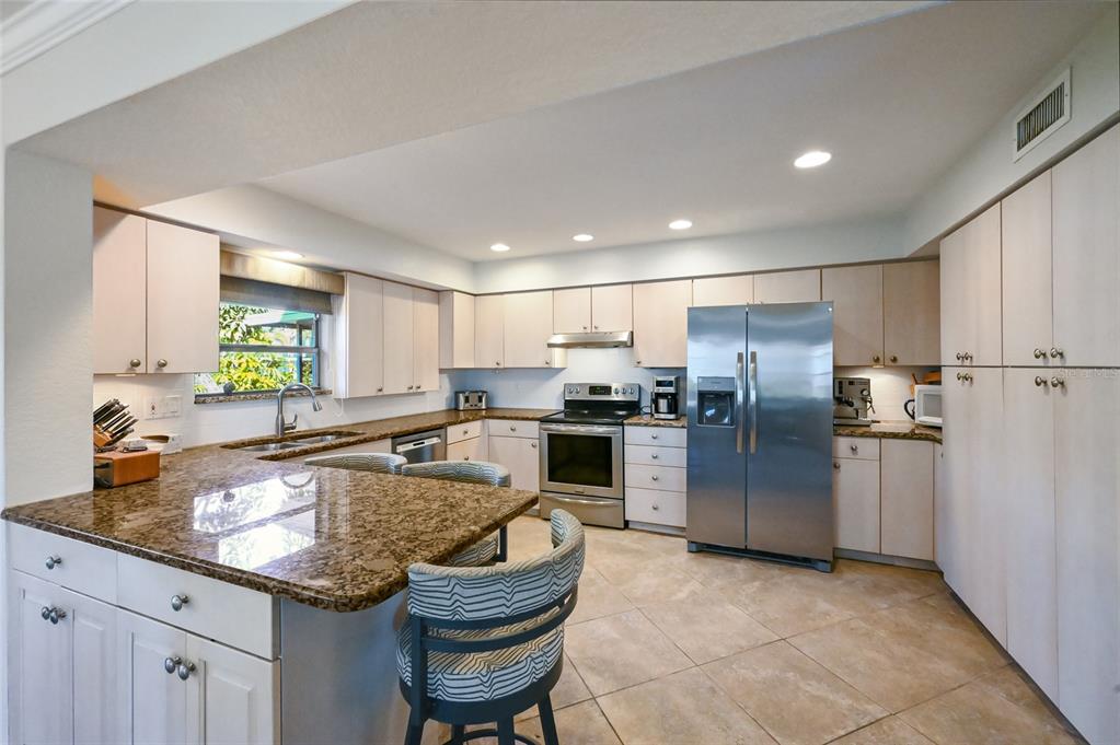 535 Sutton Place Longboat Key, FL 34228 - Photo 12 of 43