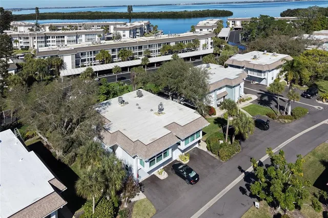 $600,000 | 535 Sutton Place, Longboat Key, FL 34228