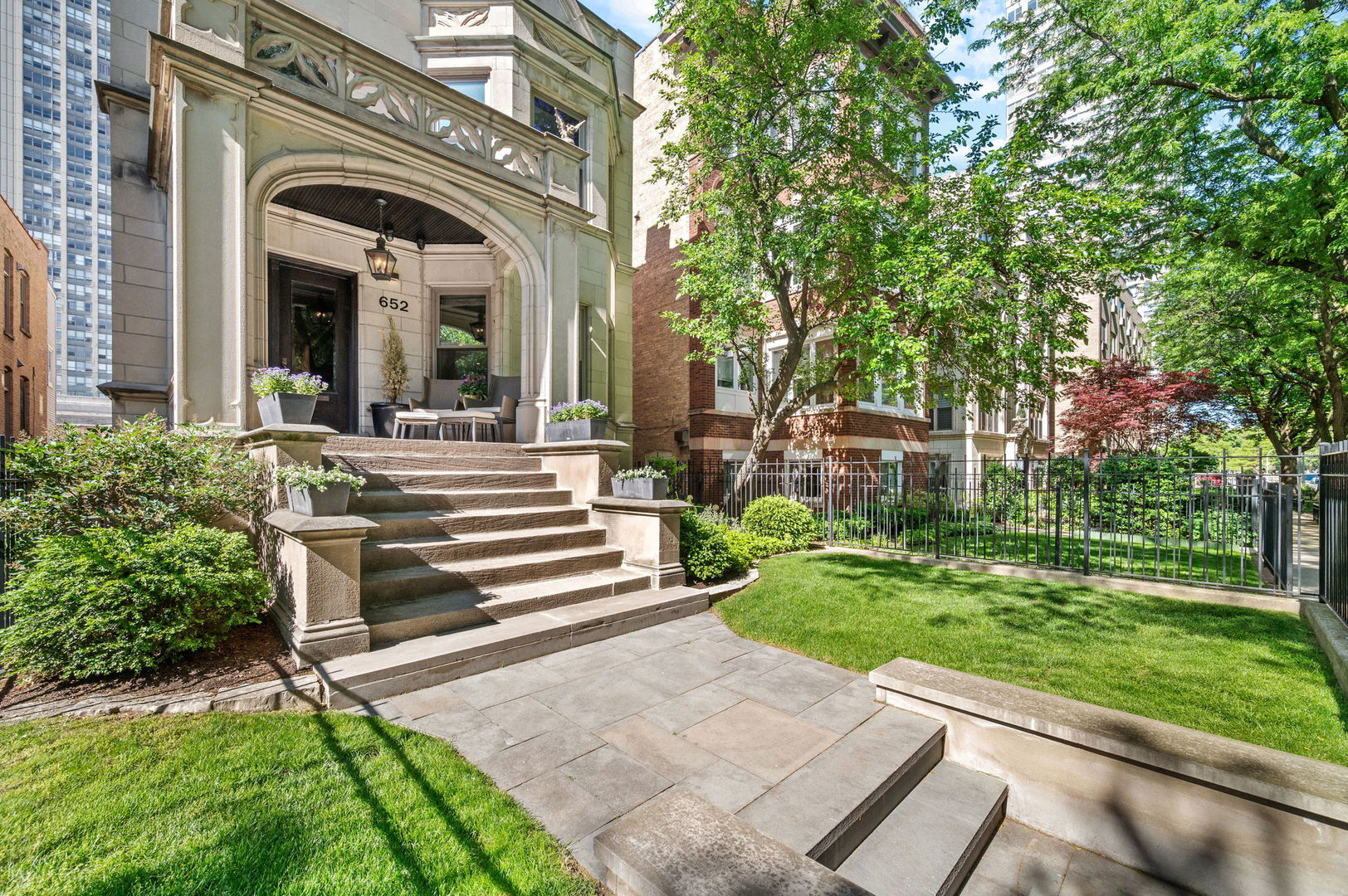 652 West Sheridan Road Chicago, IL 60613 - Photo 3 of 60