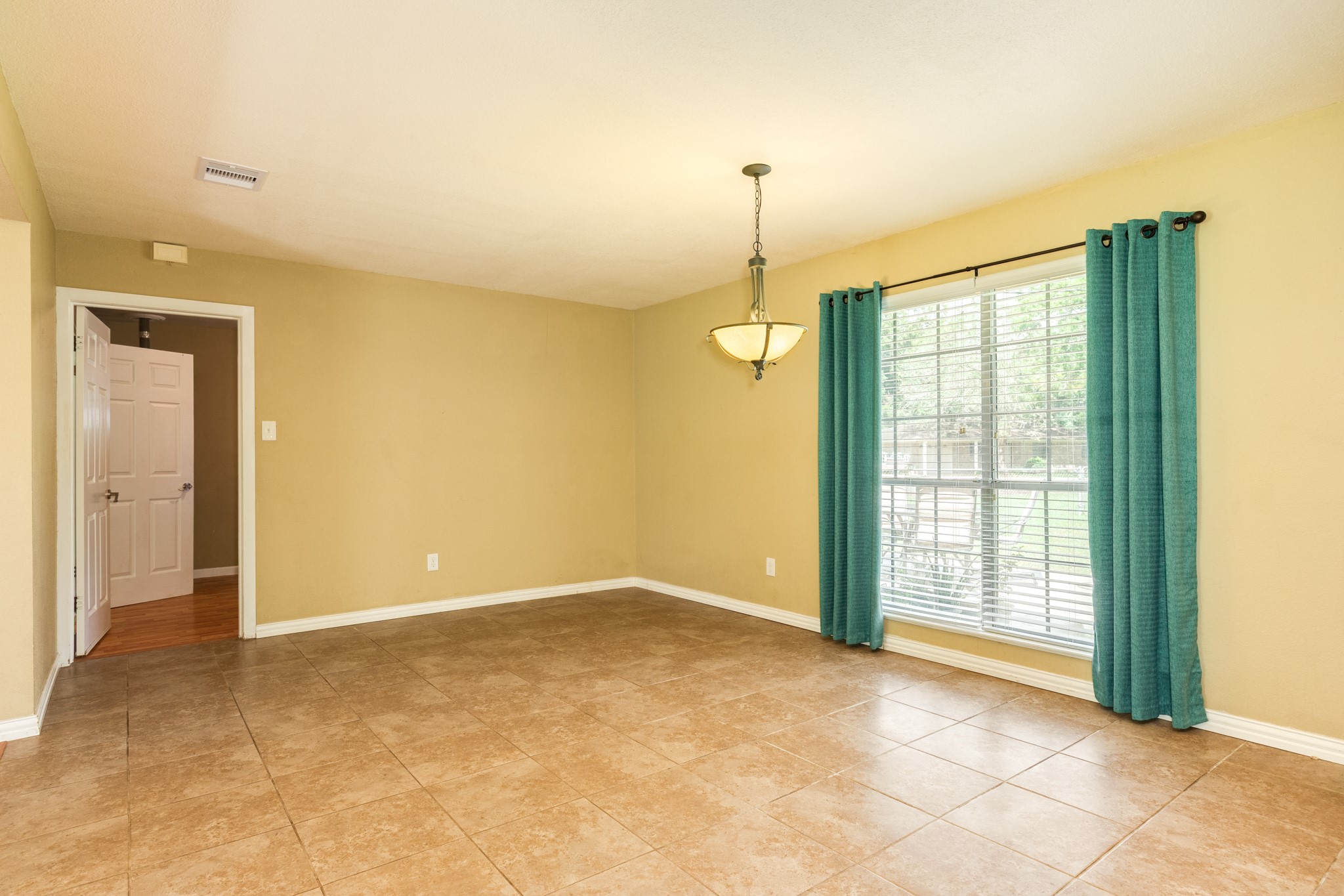101 Irwin Road West Columbia, TX 77486 - Photo 20 of 26 Dining area