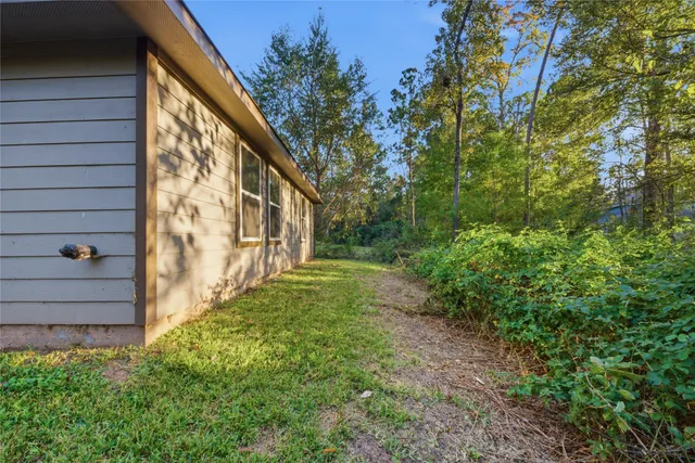 a view of backyard with pathway