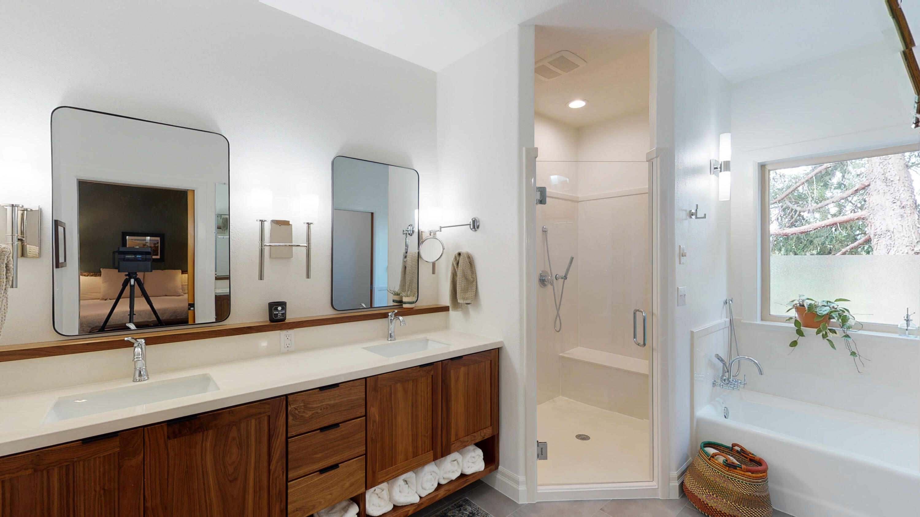 3315 Leonard Road Grants Pass, OR 97527 - Photo 22 of 86 Master bathroom
