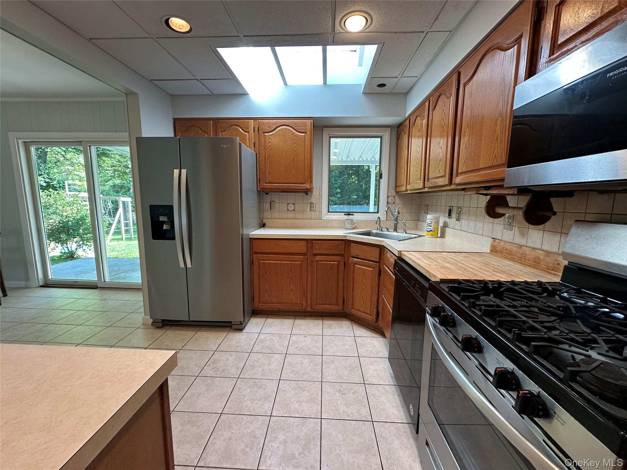 382 Convent Road Blauvelt, NY 10913 - Photo 8 of 23 Young Appliances, Refrigerator with water and ice maker