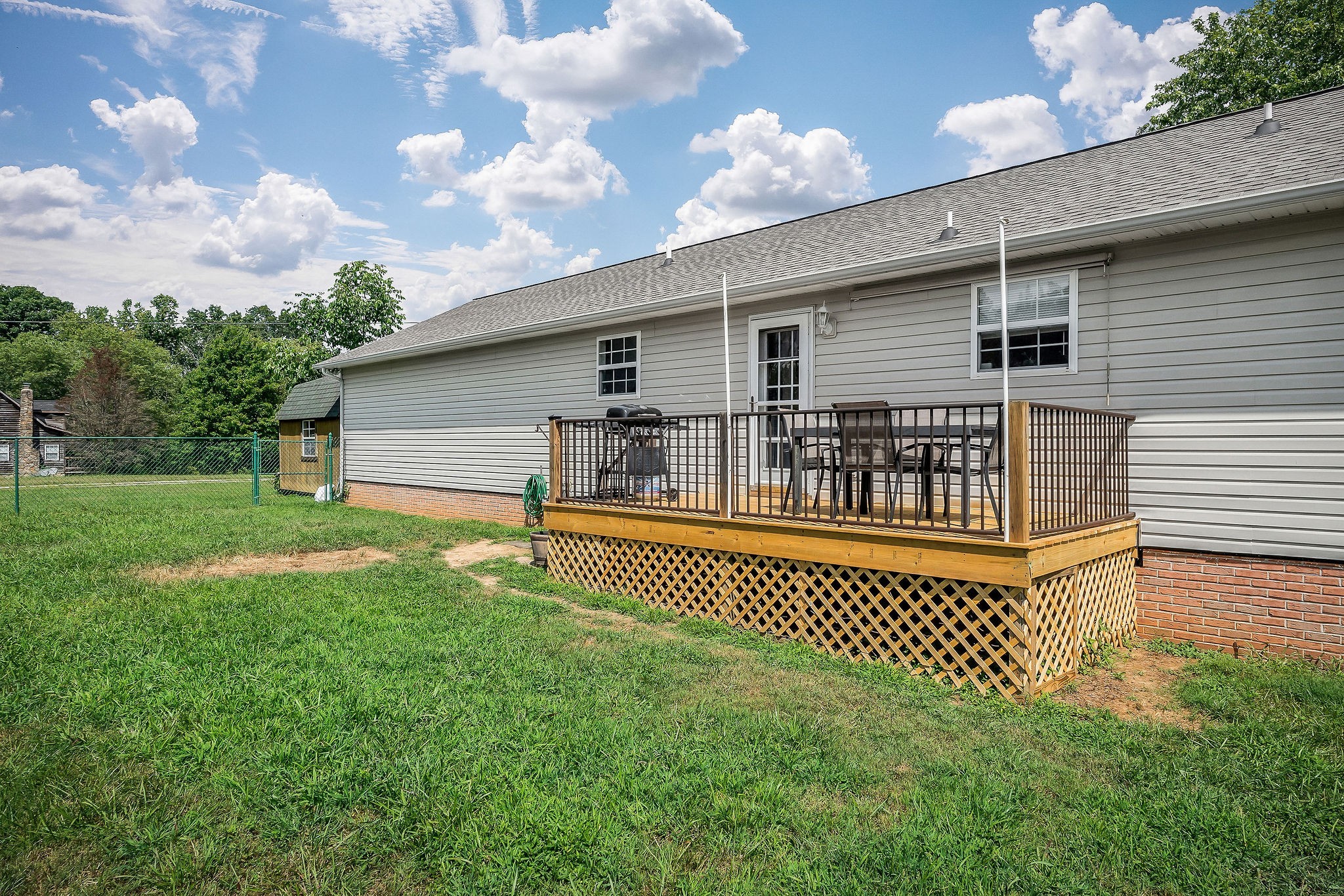 1565 Canada Flatt Road Cookeville, TN 38506 - Photo 20 of 28 a backyard of a house with table and chairs