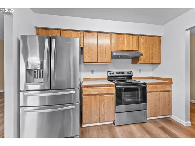 a view of an empty room and with ceiling fan