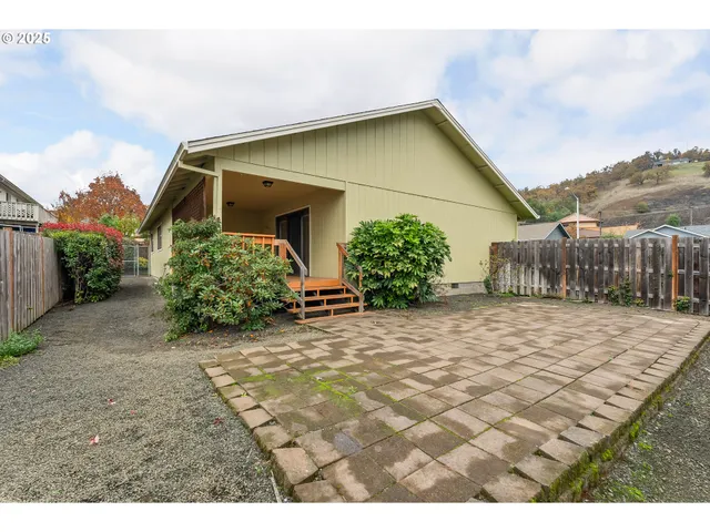 a view of a backyard