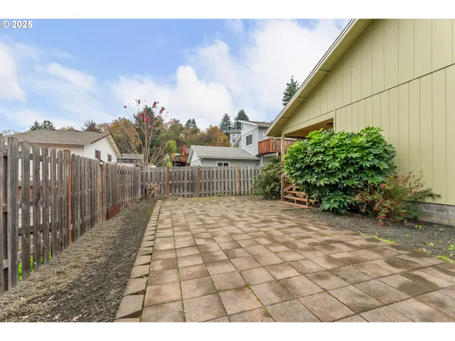 a view of a backyard