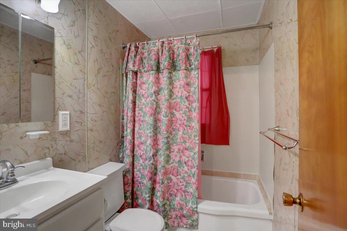 1130 Outer Drive Hagerstown, MD 21742 - Photo 18 of 37 a bathroom with a bathtub and shower