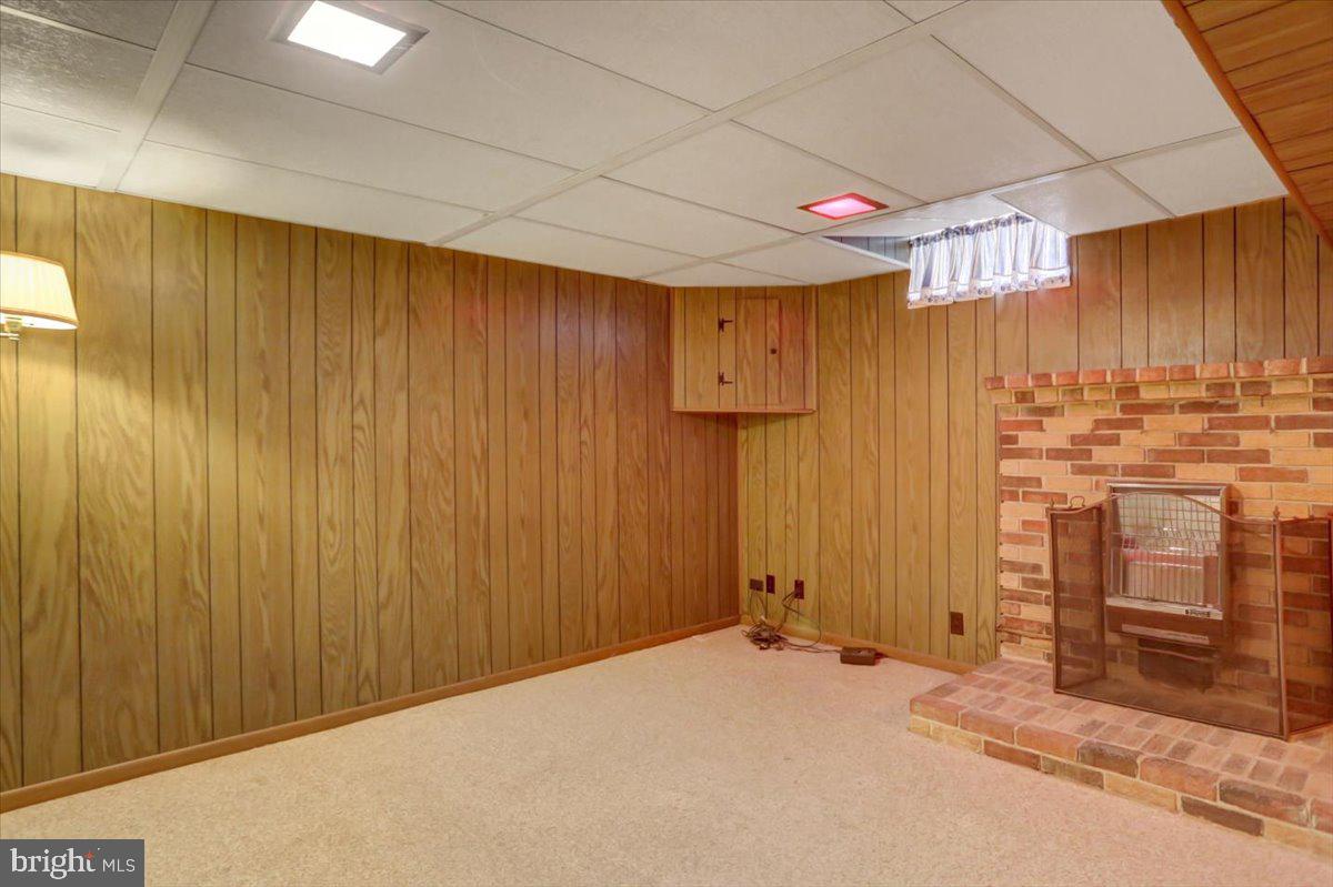 1130 Outer Drive Hagerstown, MD 21742 - Photo 22 of 37 a view of a hallway with closet