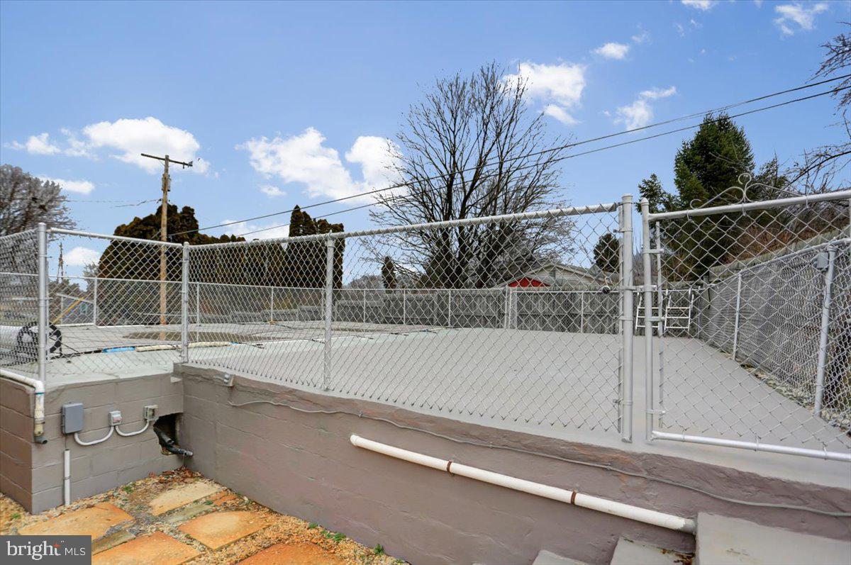 1130 Outer Drive Hagerstown, MD 21742 - Photo 33 of 37 a bathroom with a bathtub and shower
