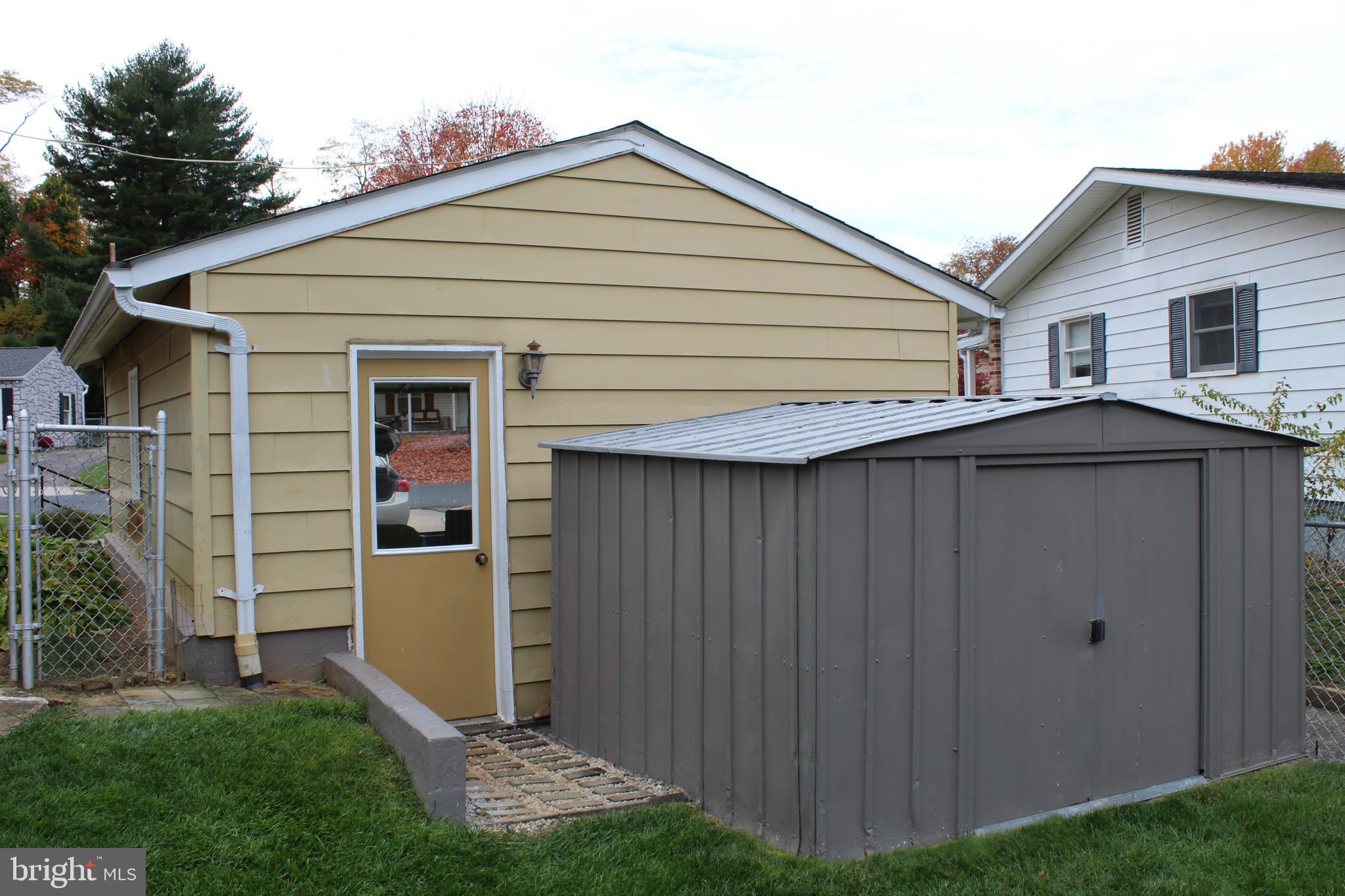 1130 Outer Drive Hagerstown, MD 21742 - Photo 37 of 37 a front view of house with yard