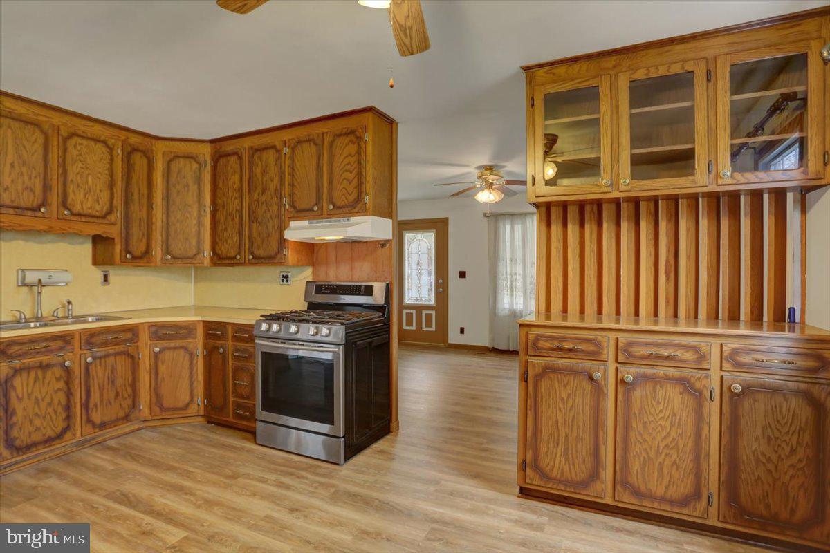 1130 Outer Drive Hagerstown, MD 21742 - Photo 4 of 37 a kitchen with stainless steel appliances granite countertop a stove a sink and a refrigerator