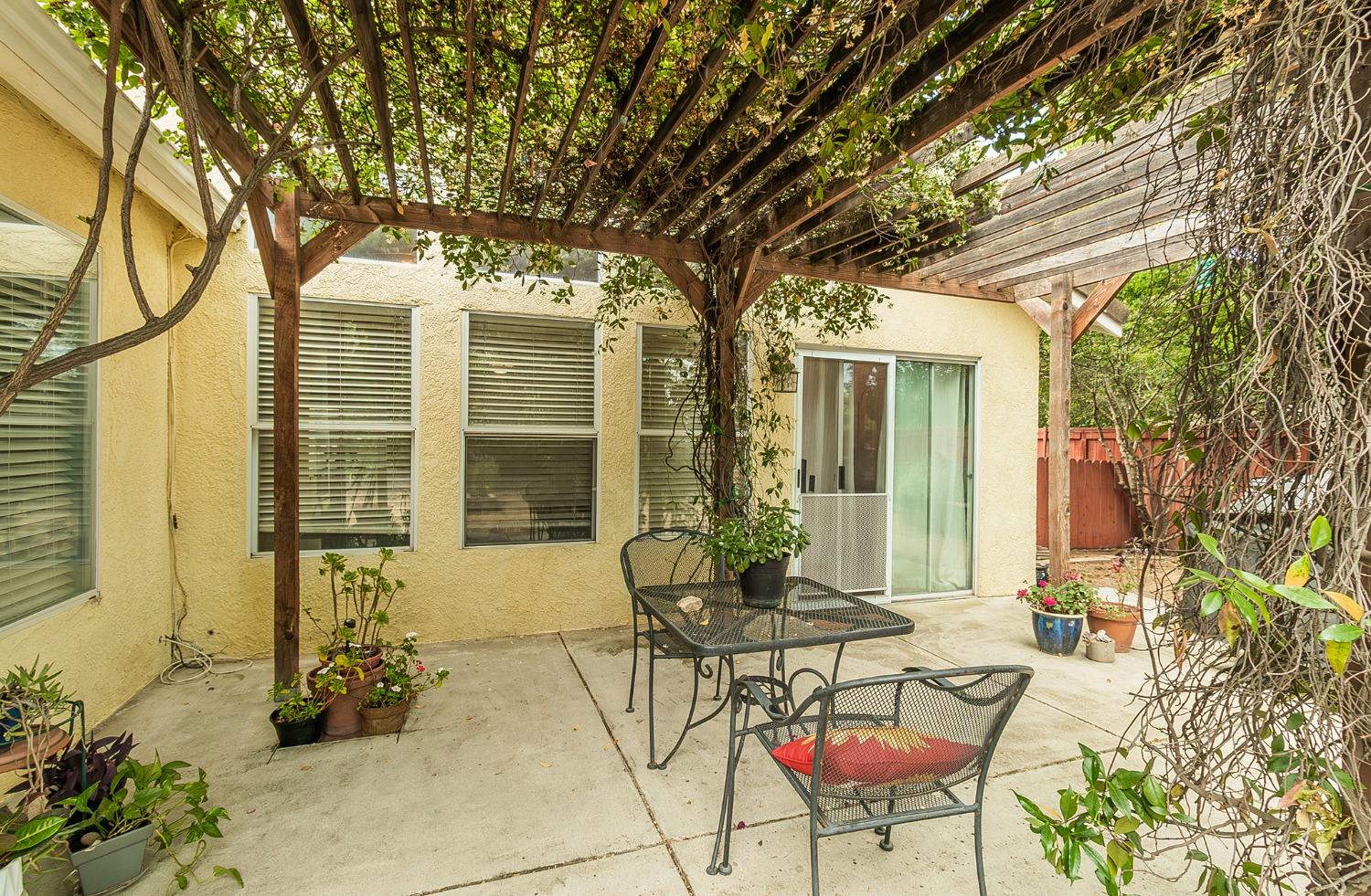 2831 Purvis Avenue Clovis, CA 93611 - Photo 20 of 26 a view of a chairs and table in the patio