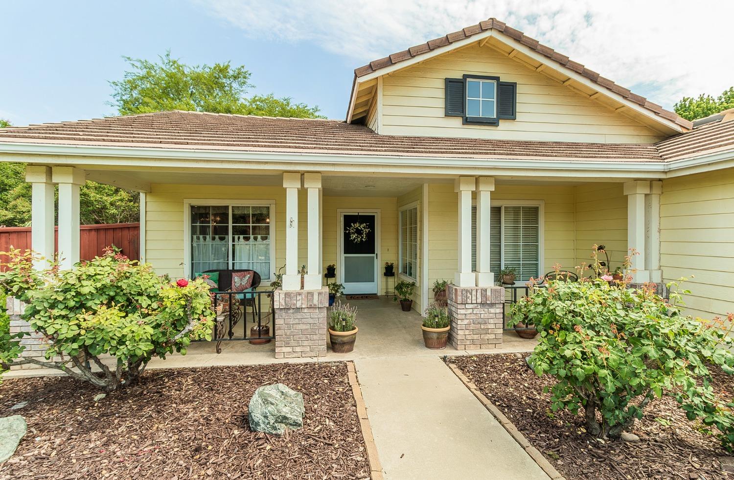2831 Purvis Avenue Clovis, CA 93611 - Photo 2 of 26 a front view of a house with garden