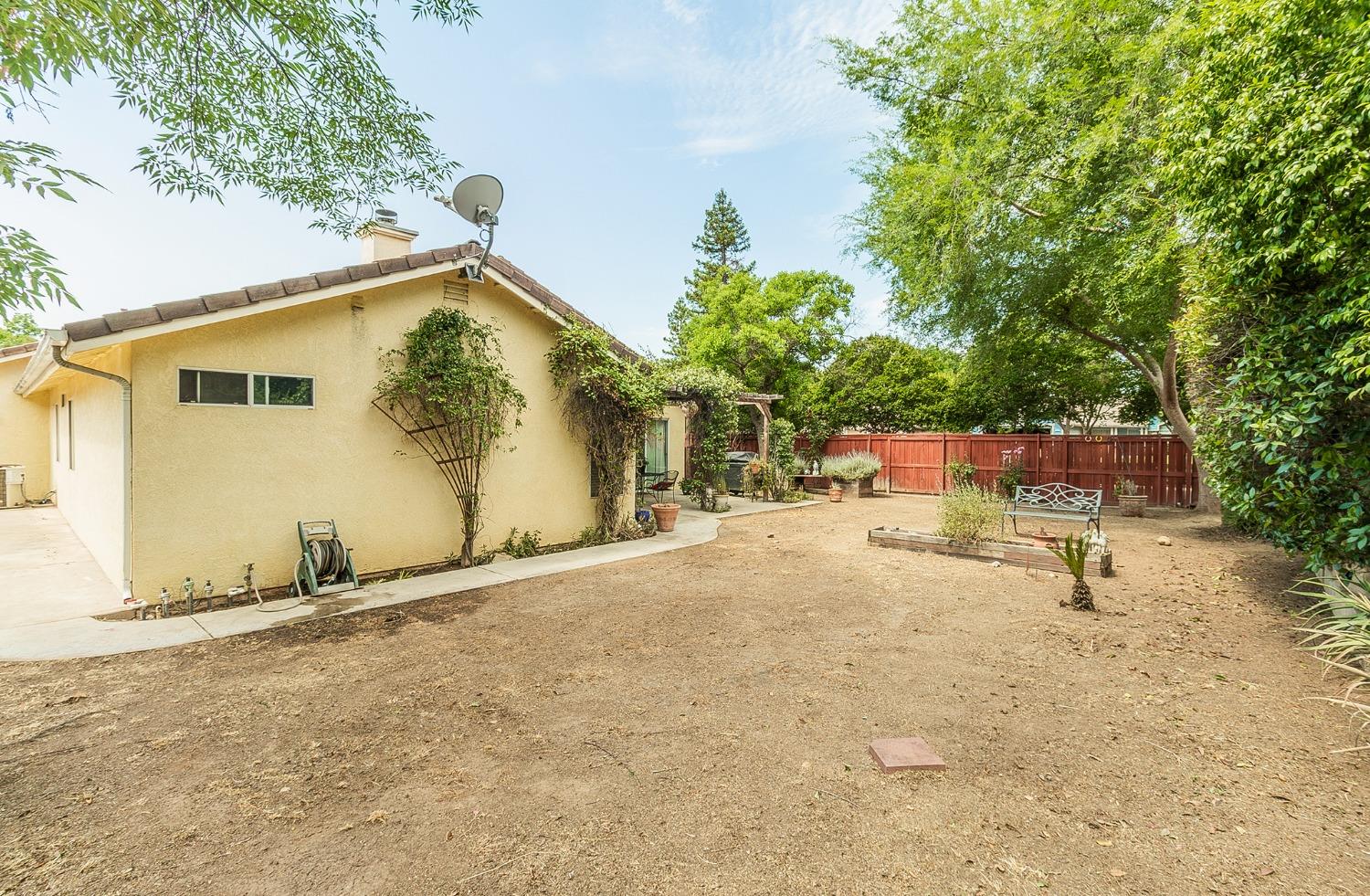 2831 Purvis Avenue Clovis, CA 93611 - Photo 24 of 26 a view of a house with backyard and trees