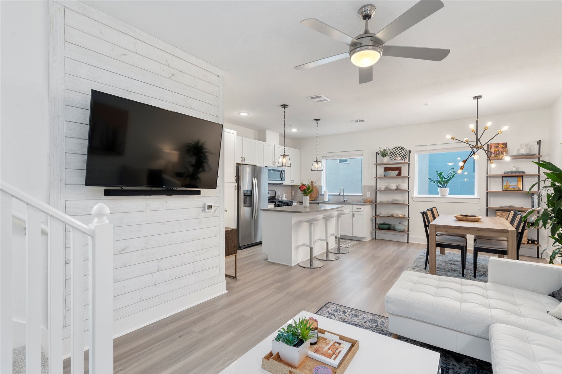 2827 Manor Road, Unit 3102 Austin, TX 78722 - Photo 3 of 20 a living room with furniture and a flat screen tv