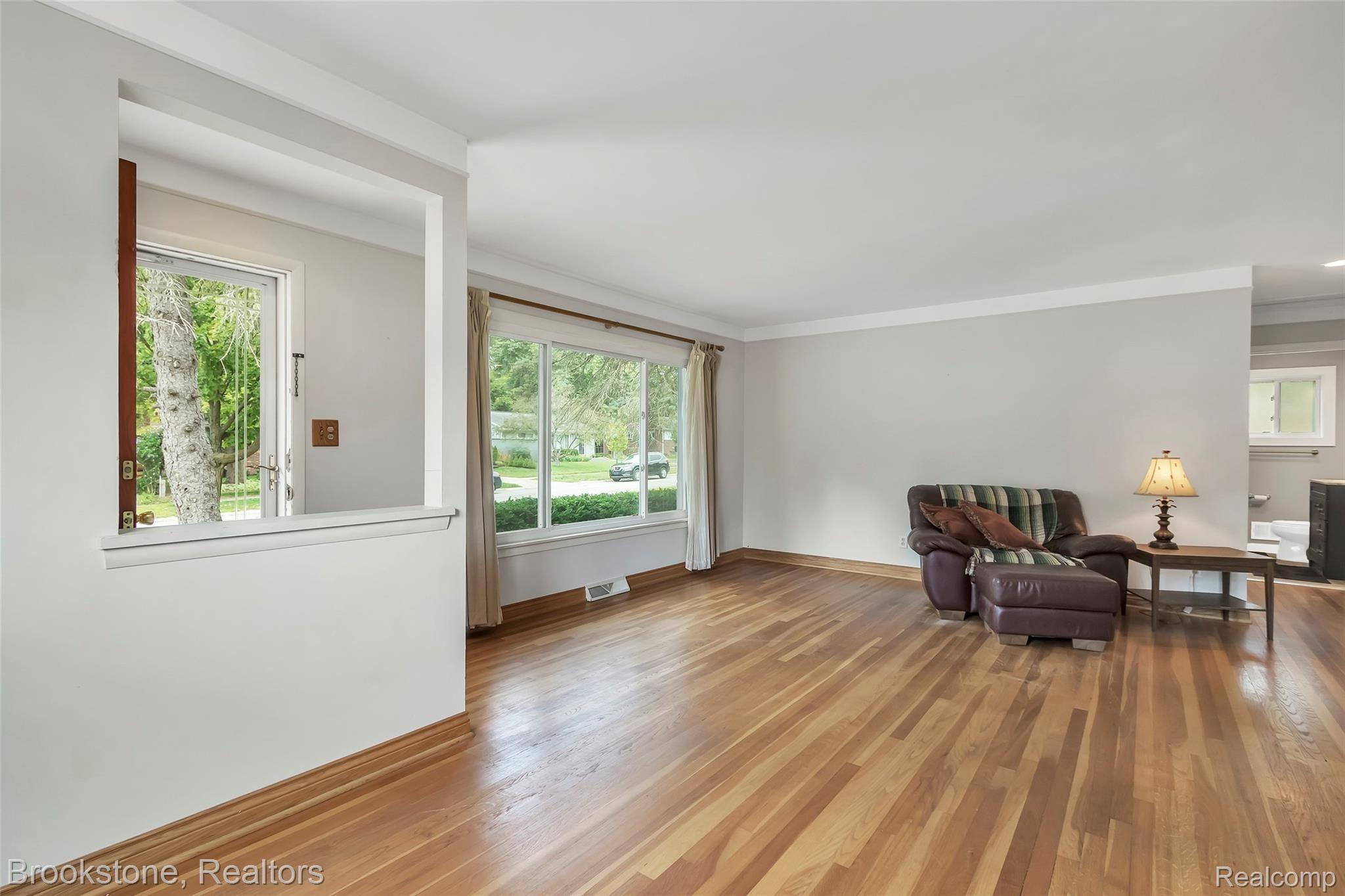 392 Winry Drive Rochester, MI 48307 - Photo 7 of 35 392-Winry-Dr-Rochester-Hills-MI-windowstill-7.jpg