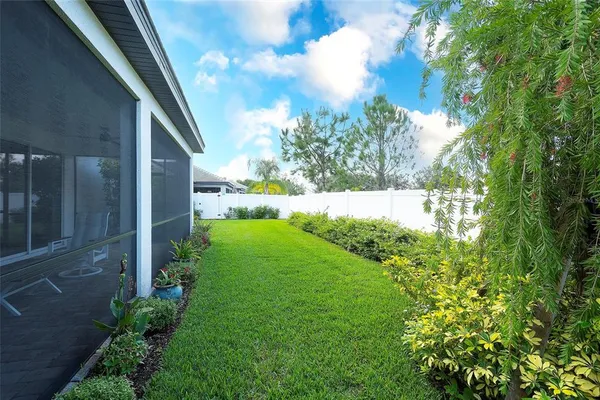 a view of yard with green space
