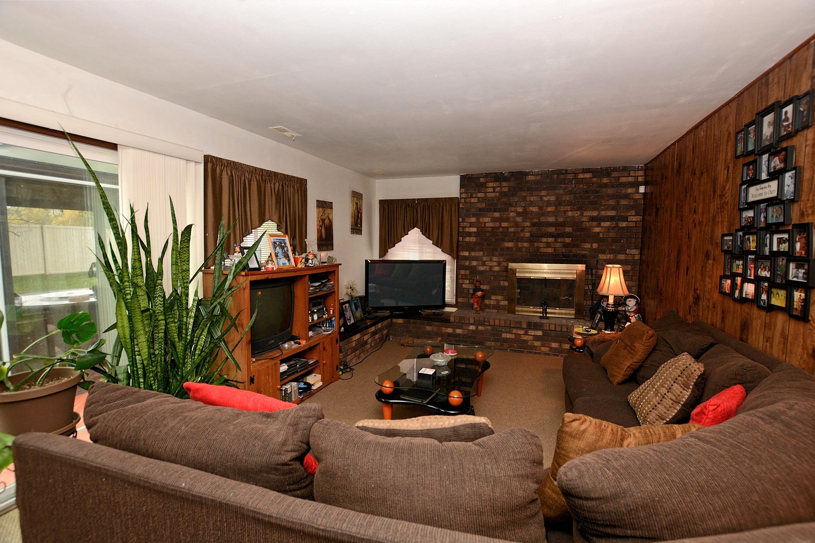 500 Farmview Road University Park, IL 60484 - Photo 9 of 27 a living room with furniture and a potted plant